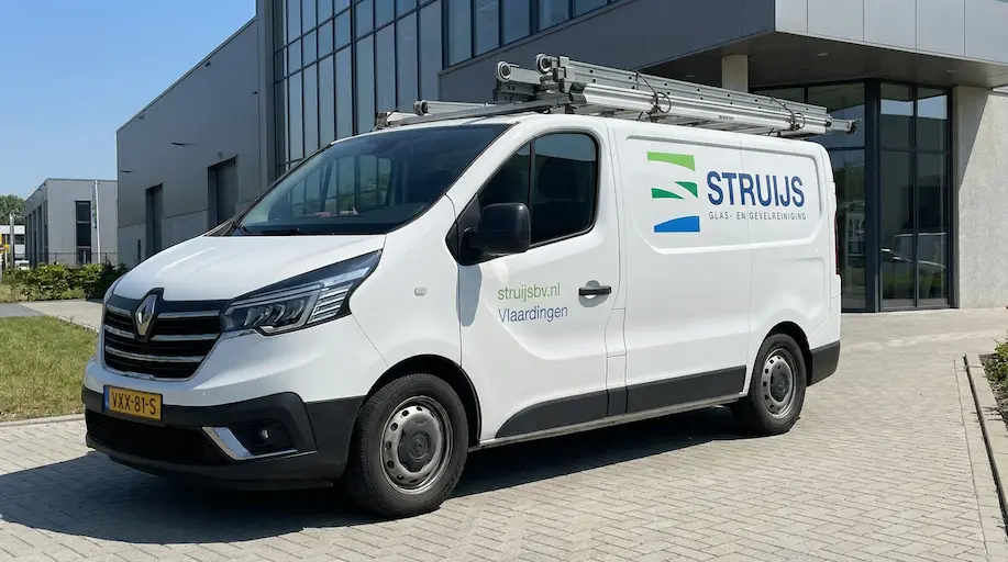 Medewerker van Struijs Glas- & Gevelreiniging aan het werk